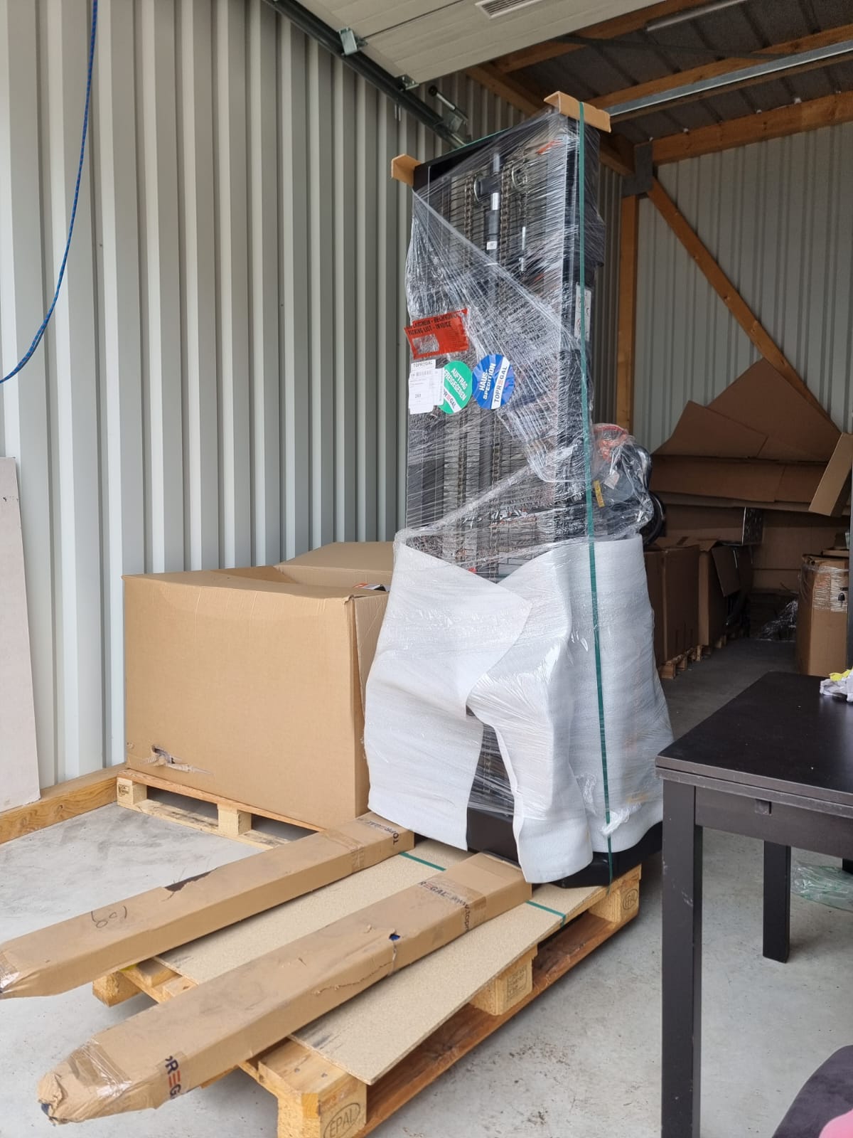 Verpackter Lifter und Palette bei Anlieferung